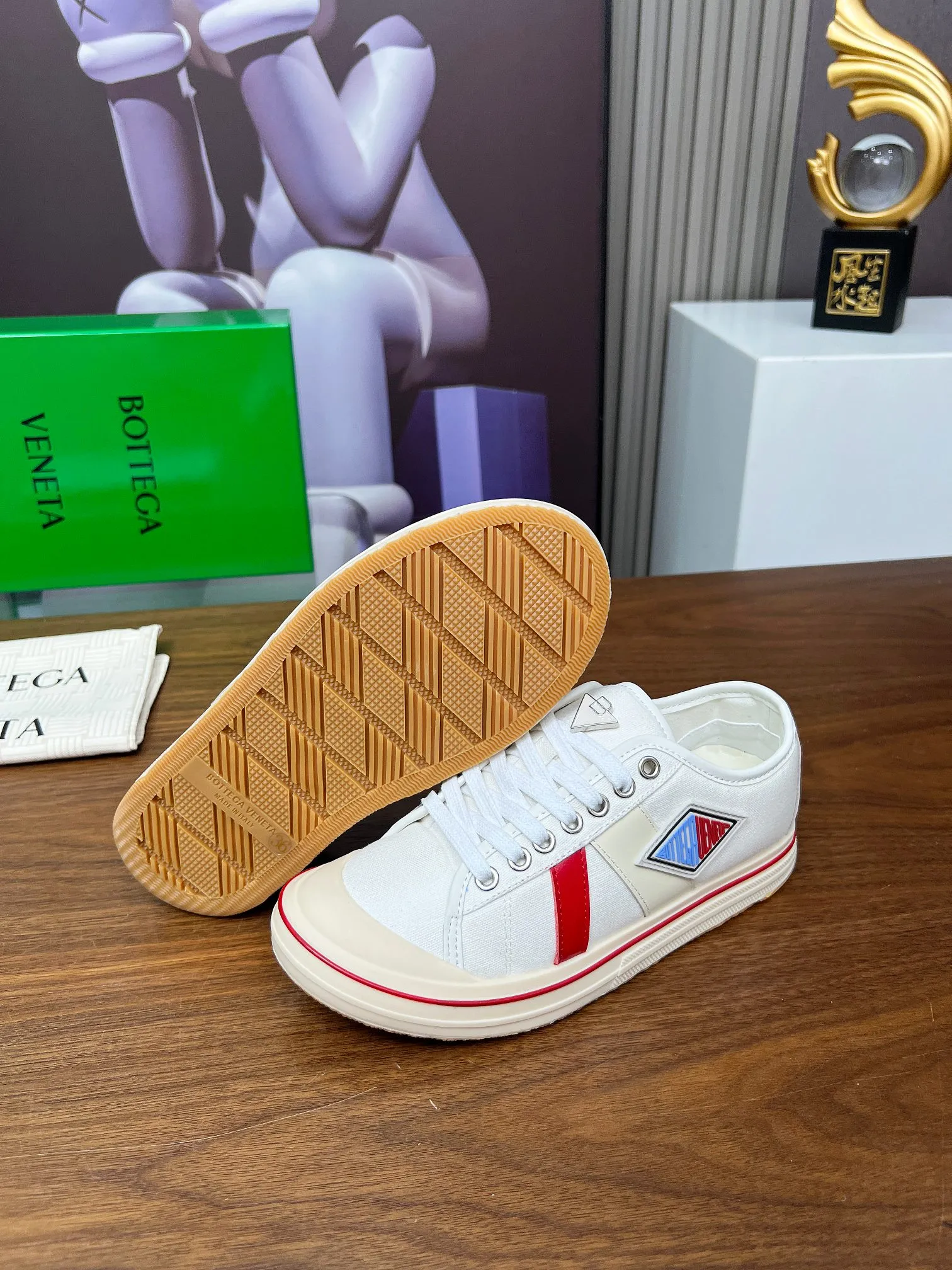 Men's men's shoes 💰500💰 Bottega Veneta BV's latest Eliot series retro basketball shoes casual sports canvas shoes will become gods once it is launched‼ ️ Inspired by retro basketball sneakers, the color combination highlights youthful vitality and perfectly interprets the theme of youth and childlike innocence. The details are also very particular. The summer canvas brings excellent durability and comfort. Designs such as calfskin trim, rubber toe caps and hand-painted retro red lines are full of retro feel. The round toe and convex sole add a modern feel and are suitable for various styles. Easily create a fashionable atmosphere. The upper foot is the focus...can be worn as a couple's shoes...The red lines on each shoe edge are hand-painted, which adds more taste and attitude! ✦Fabric: Original customized high-density canvas + cowhide ✦Inner: original customized breathable canvas ✦Insole: movable latex cowhide insole ✦Sole: original molded non-slip and wear-resistant TPU material ✦Sole thickness: 3cm, low-profile, single shoe ✦Number of sizes: female size 35--40, female 40 is customized and non-returnable❕ ✦Number: male size 39--45, male 45 is customized and non-returnable❗️